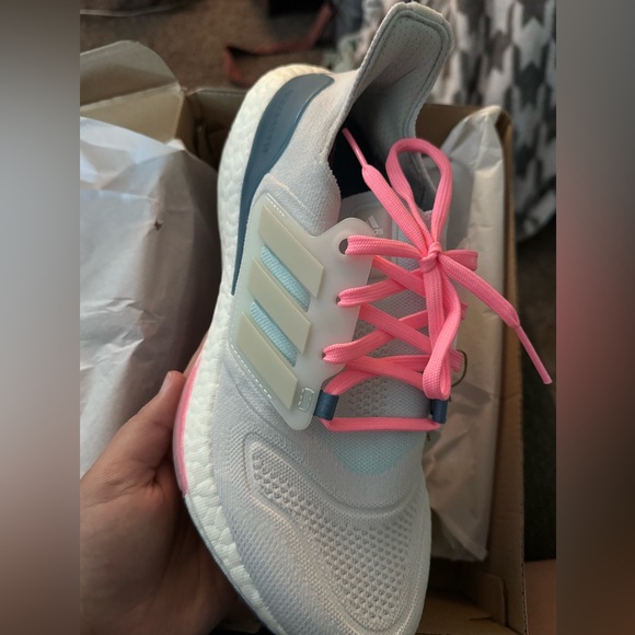 Adidas Ultraboost 22 W8 - Picture 3 of 6